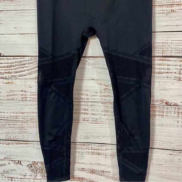 FABLETICS‎ BLACK CROPPED LEGGINGS WITH MESH DETAIL athletic leggings - Picture 4 of 7